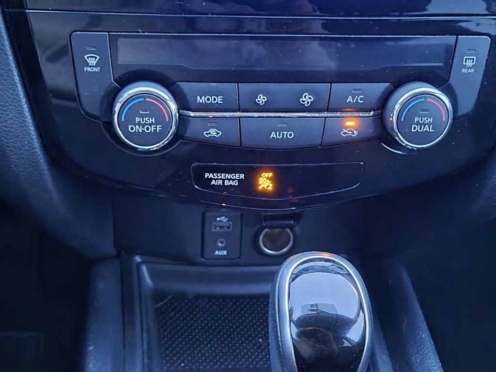 Used 2017 Nissan Rogue SV w/ SV Premium Package image 25