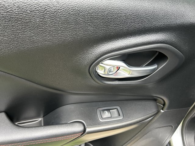 Used 2019 Jeep Cherokee Trailhawk AWD/4WD image 16