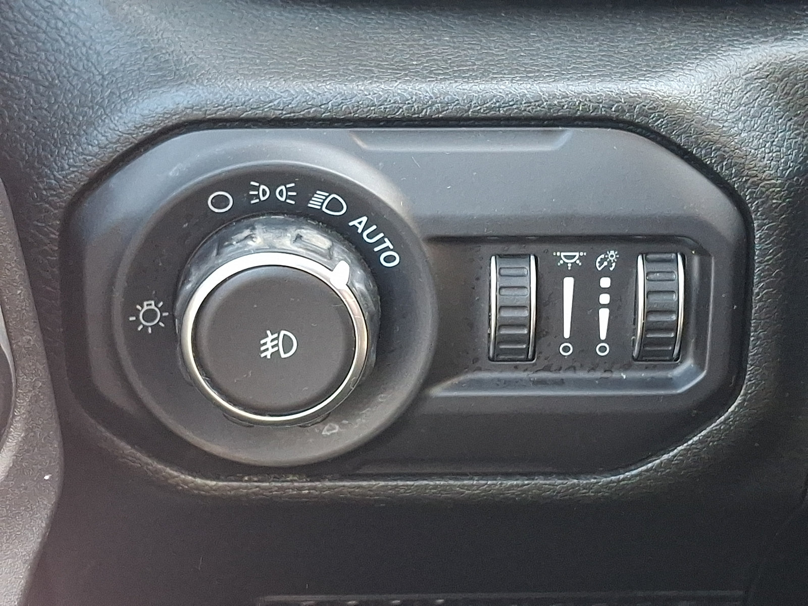 Used 2018 Jeep Wrangler Unlimited Sahara w/ Cold Weather Group AWD/4WD image 26