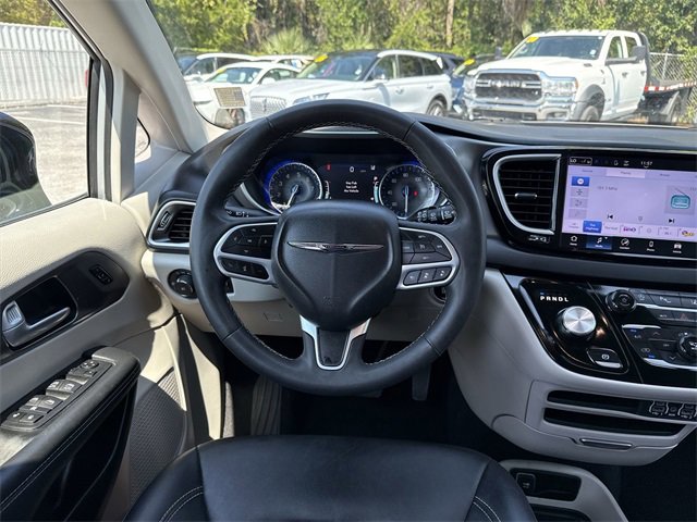 Used 2024 Chrysler Pacifica Touring-L image 15