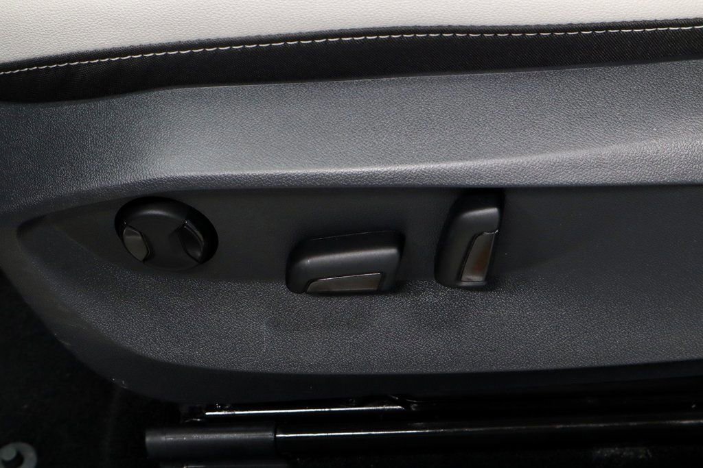 Used 2025 Volkswagen Taos SE image 25