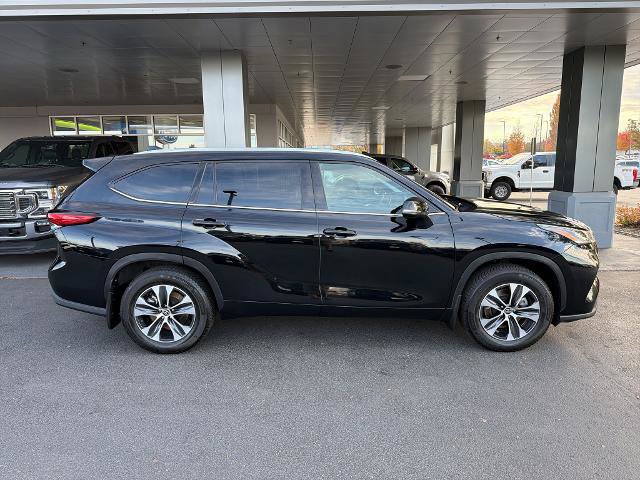 Used 2021 Toyota Highlander XLE AWD/4WD image 7