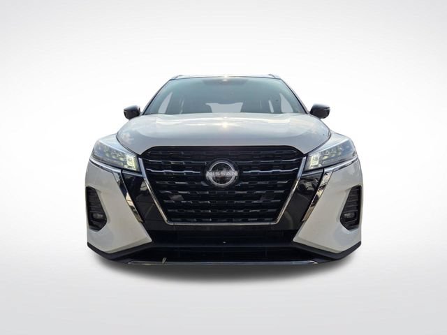 Used 2023 Nissan Kicks SR w/ SR Premium Package FWD image 3