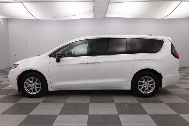 Used 2025 Chrysler Pacifica Select FWD image 7