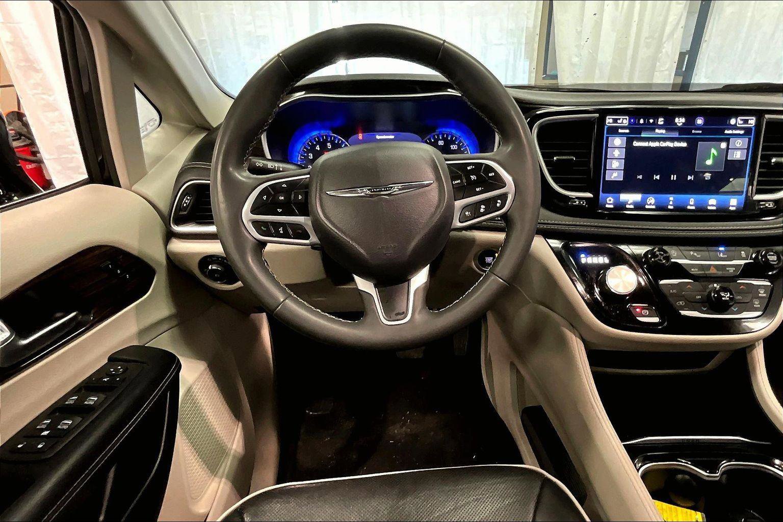 Used 2023 Chrysler Pacifica Limited image 5