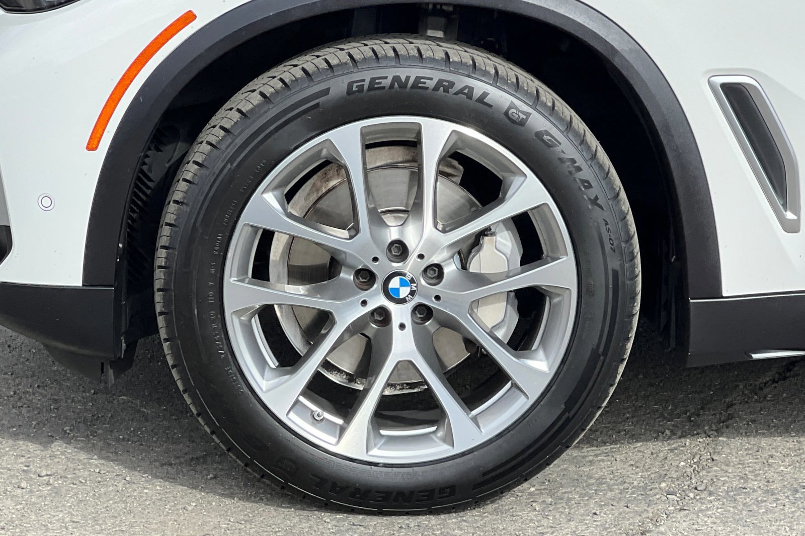 Used 2022 BMW X5 xDrive40i w/ Parking Assistance Package image 27