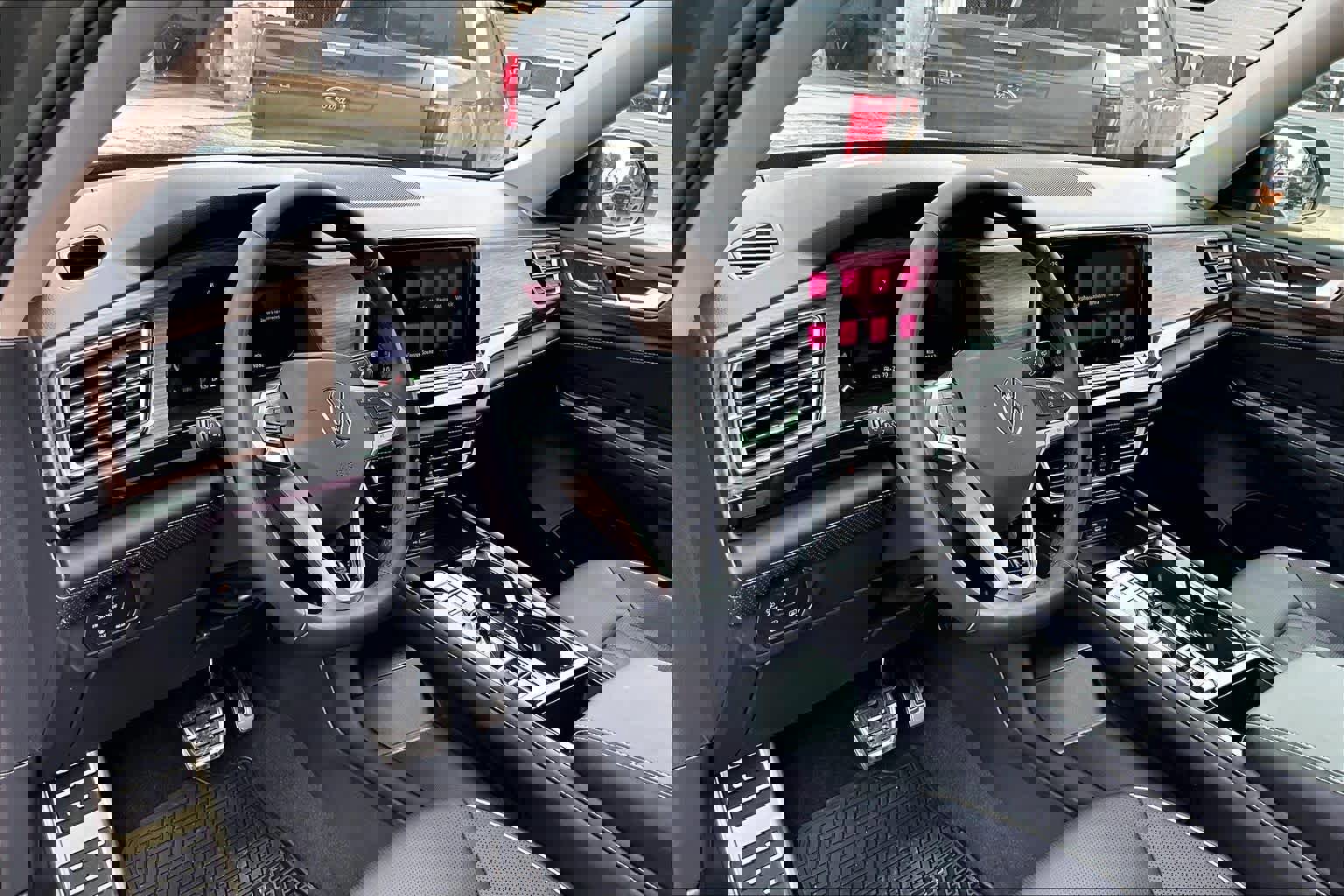 Used 2025 Volkswagen Atlas SEL Premium R-Line image 20