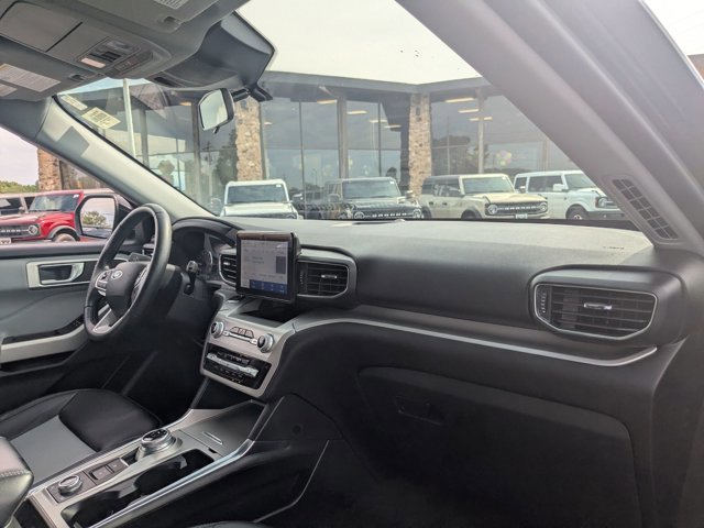 Certified 2022 Ford Explorer XLT w/ Equipment Group 202A AWD/4WD image 38