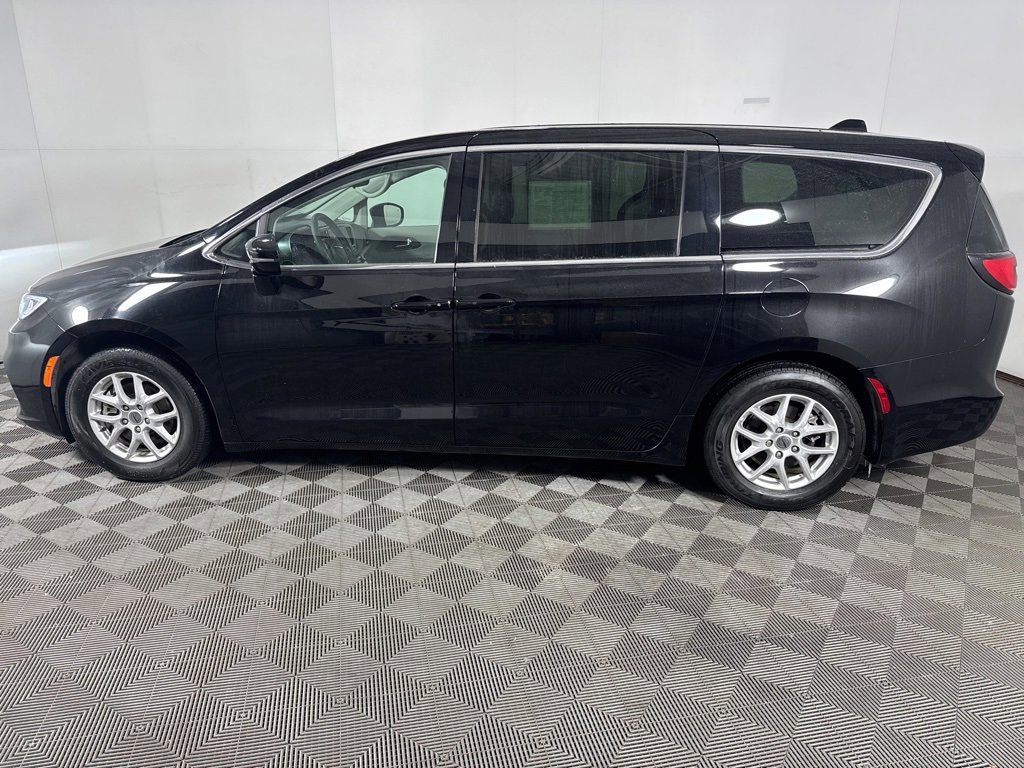 Used 2024 Chrysler Pacifica Touring-L image 2