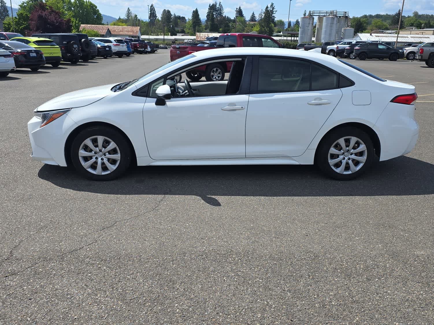 Used 2020 Toyota Corolla LE w/ Carpet Mat Package (TMS) FWD image 2