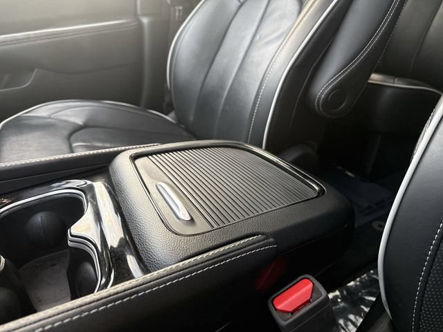 Used 2025 Chrysler Pacifica Limited FWD image 21
