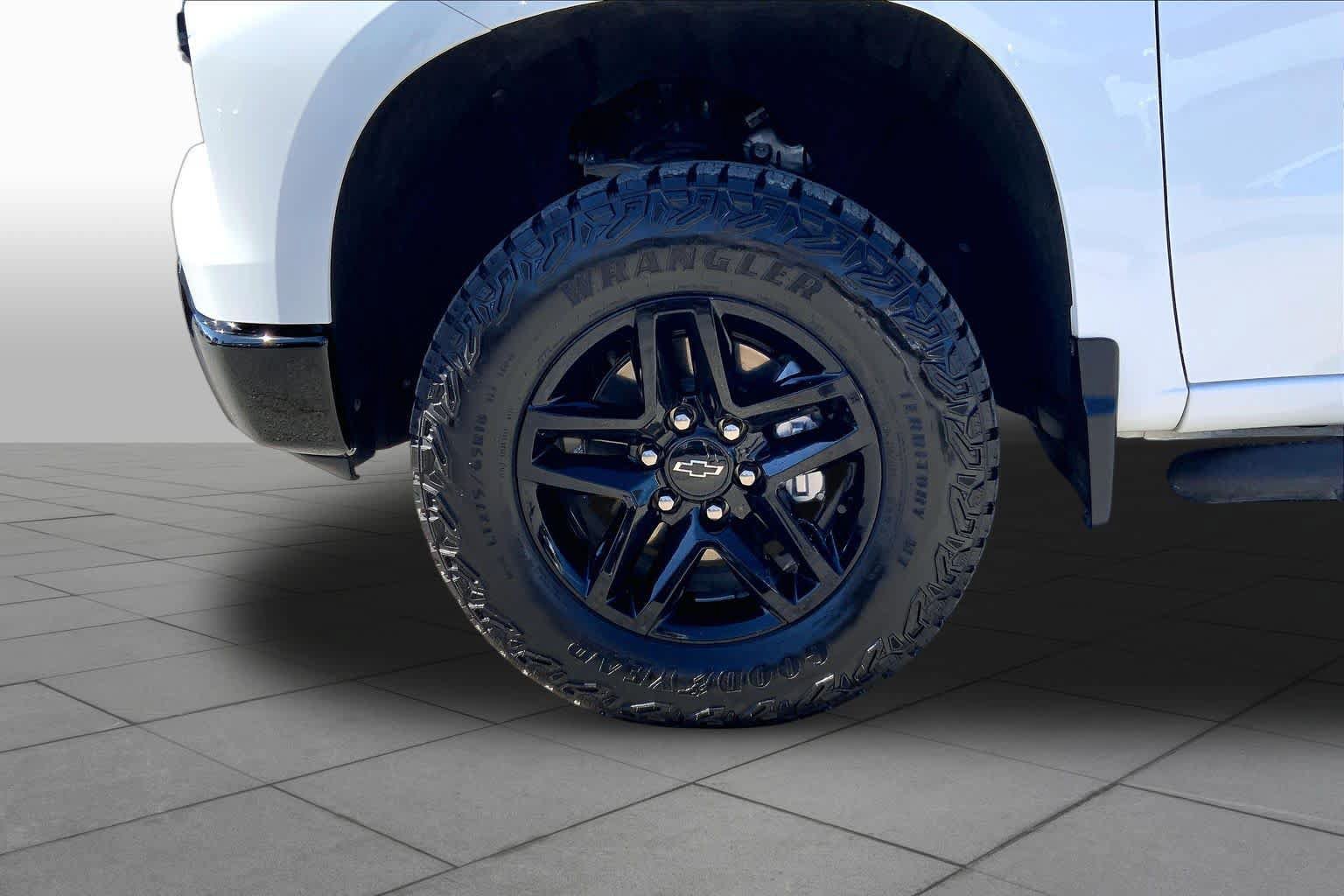 Used 2024 Chevrolet Silverado 1500 LT Trail Boss w/ Convenience Package II AWD/4WD image 11