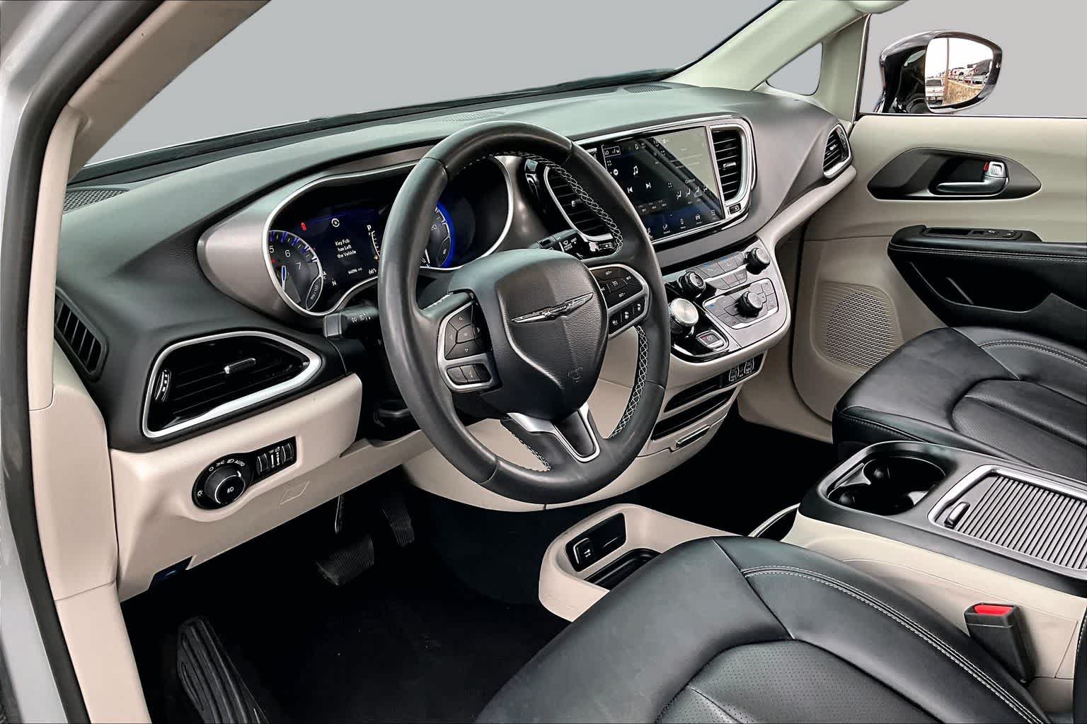 Used 2024 Chrysler Pacifica Touring-L FWD image 17