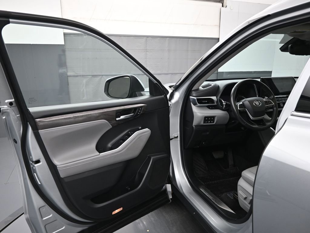 Used 2022 Toyota Highlander Platinum image 35