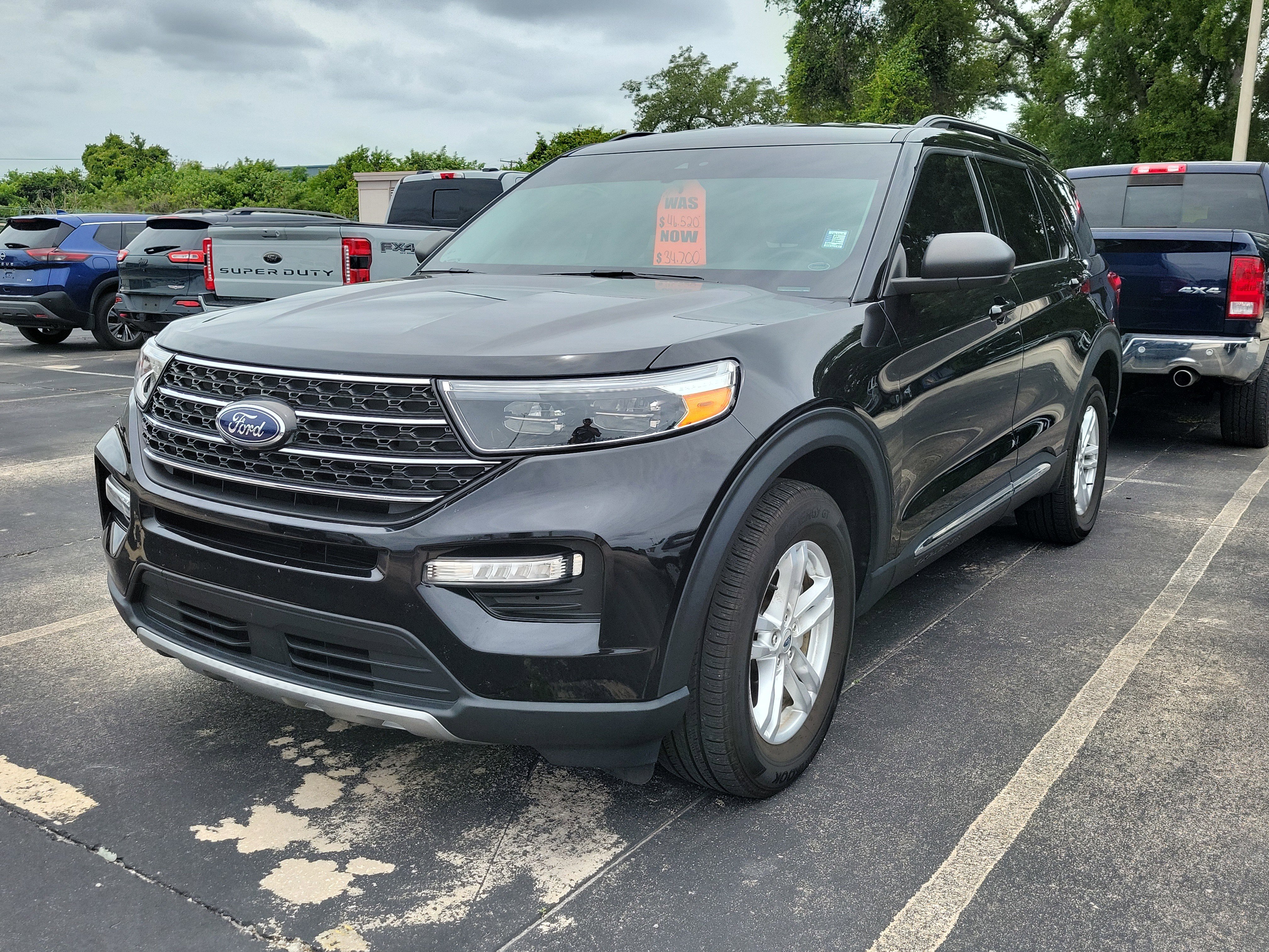 Certified 2023 Ford Explorer XLT w/ Equipment Group 202A AWD/4WD image 3