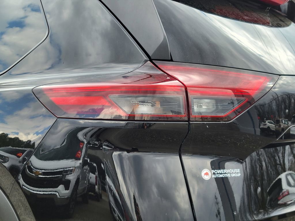 Used 2023 Nissan Rogue SV image 12