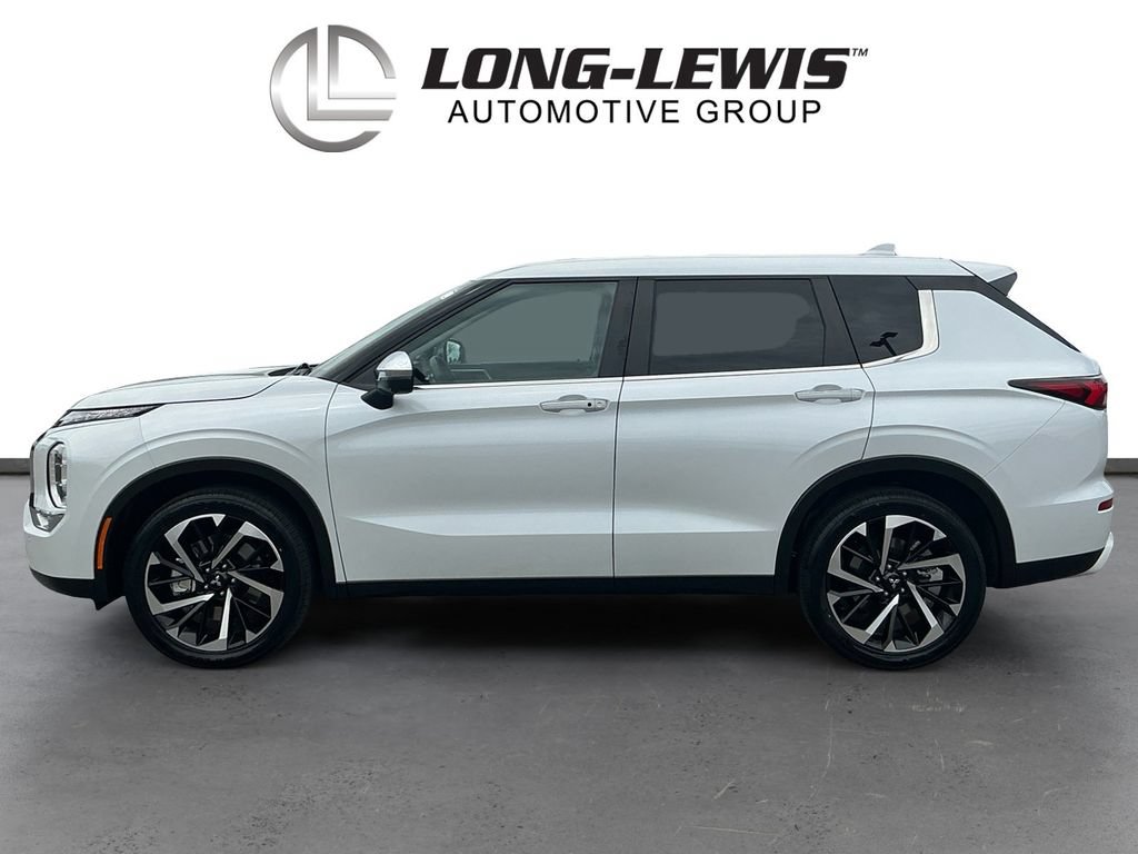 Used 2023 Mitsubishi Outlander SE FWD image 2
