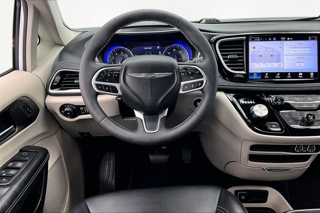 Used 2023 Chrysler Pacifica Touring-L image 7