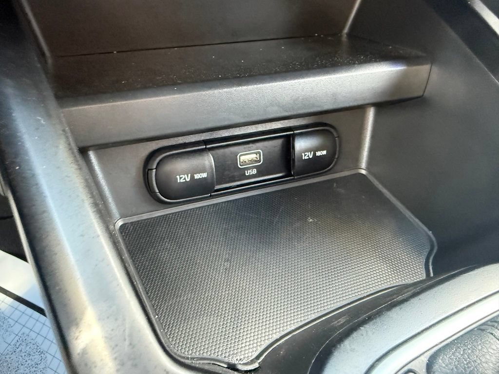 Used 2025 Kia Soul LX w/ LX Technology Package FWD image 26