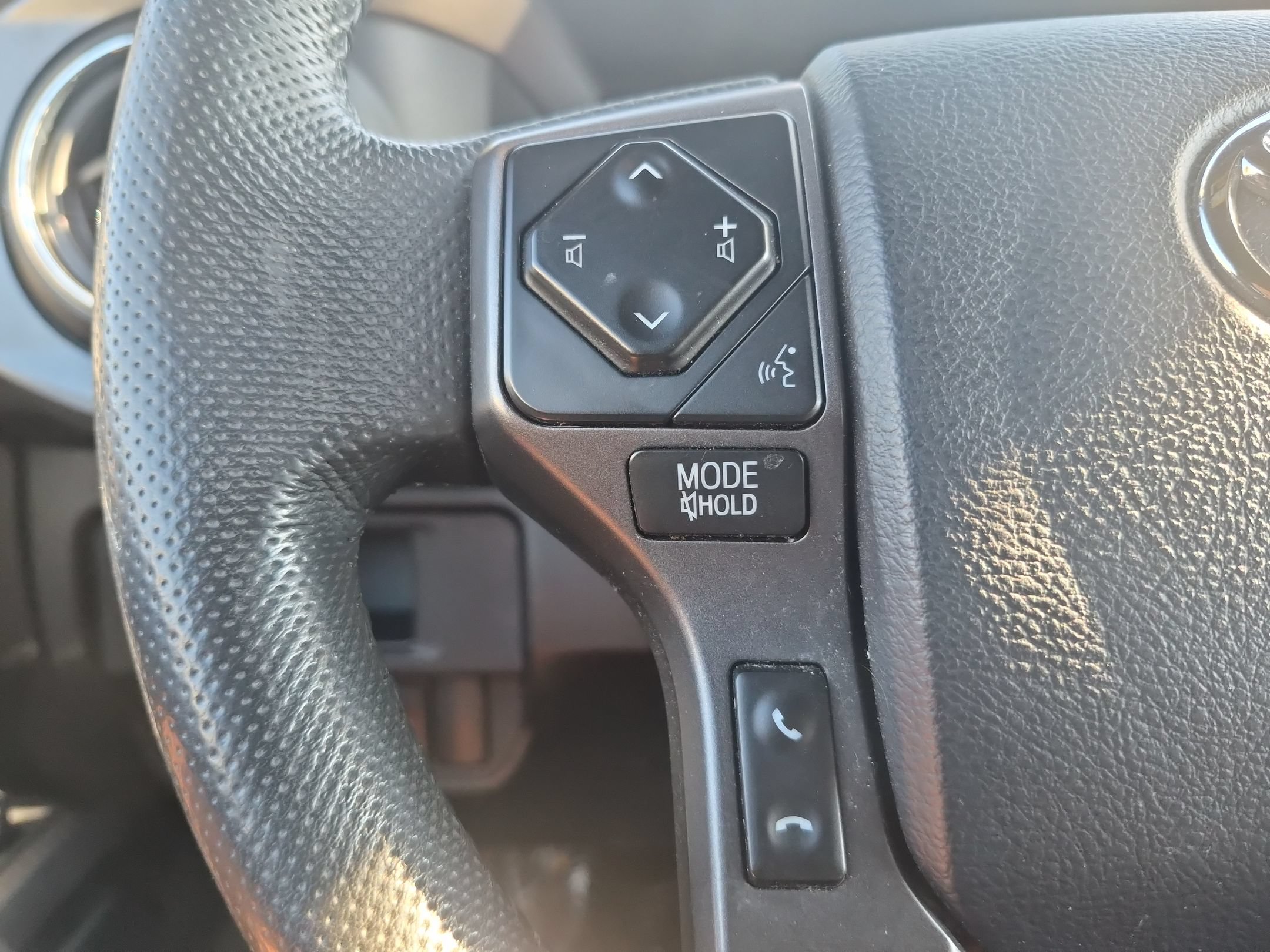 Used 2018 Toyota Tacoma TRD Off-Road w/ Technology Package AWD/4WD image 18
