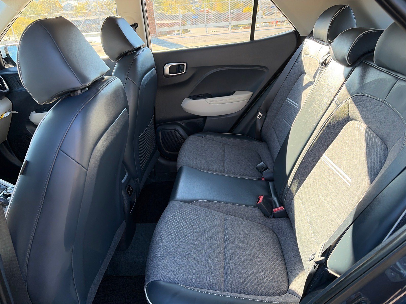 Used 2025 Hyundai Venue Limited FWD image 19