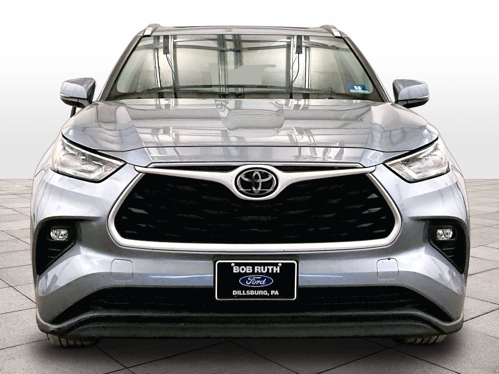 Used 2020 Toyota Highlander XLE AWD/4WD image 3