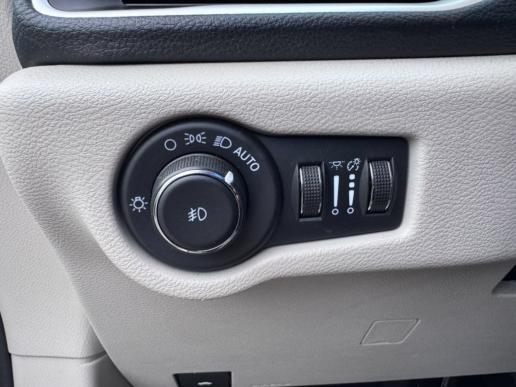 Used 2023 Chrysler Pacifica Touring-L FWD image 25