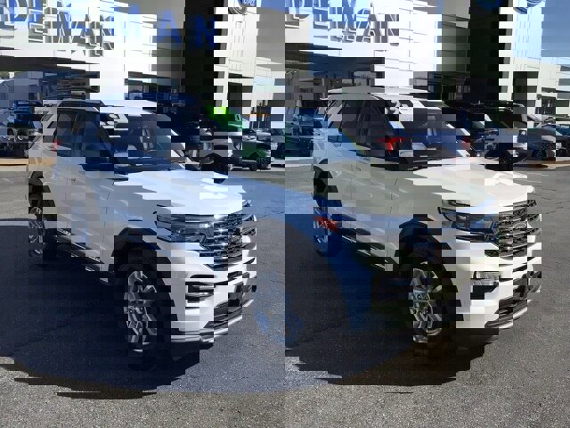 Certified 2022 Ford Explorer XLT w/ Equipment Group 202A image 6