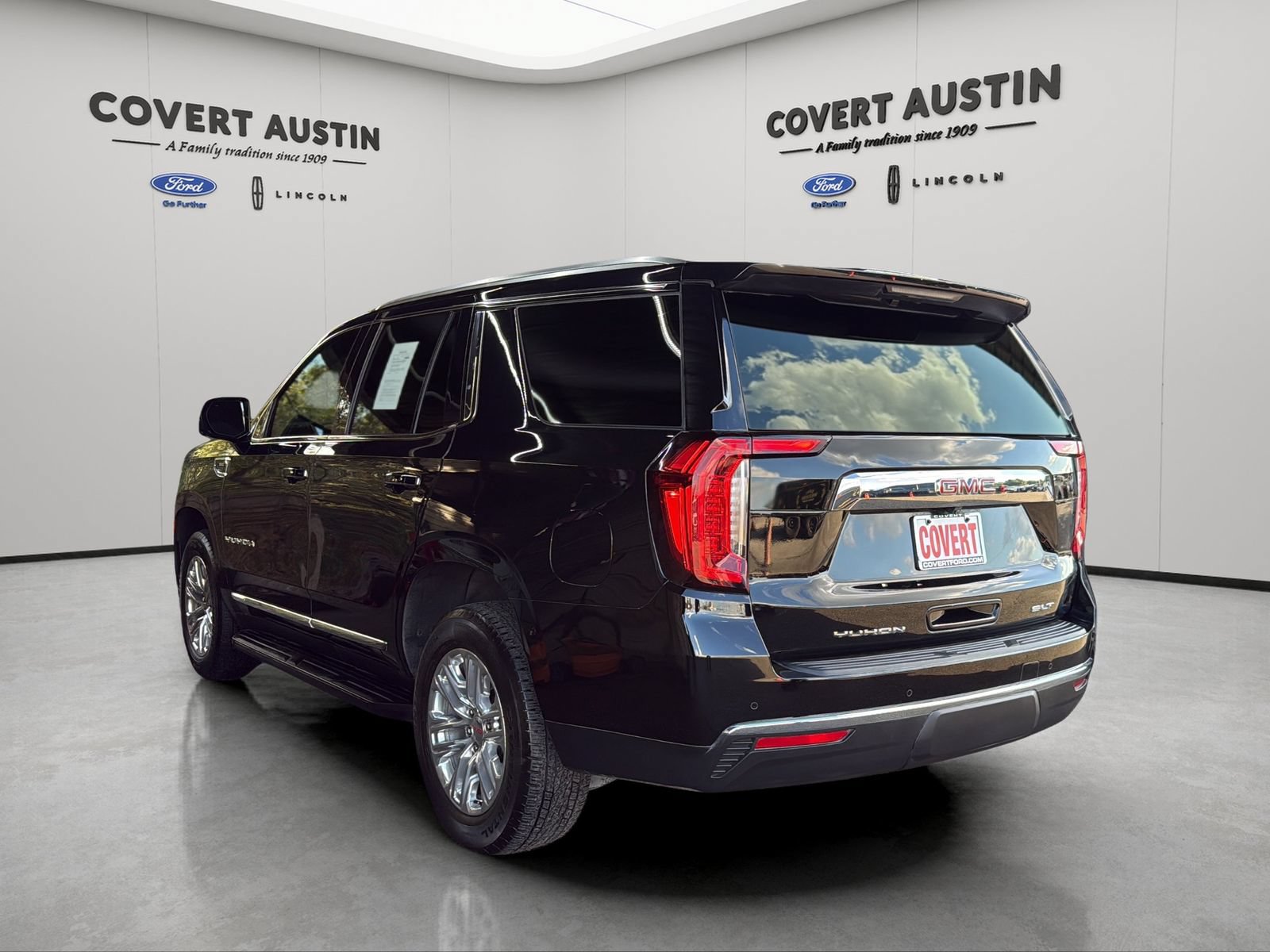 Used 2024 GMC Yukon SLT w/ SLT Luxury Package RWD image 3