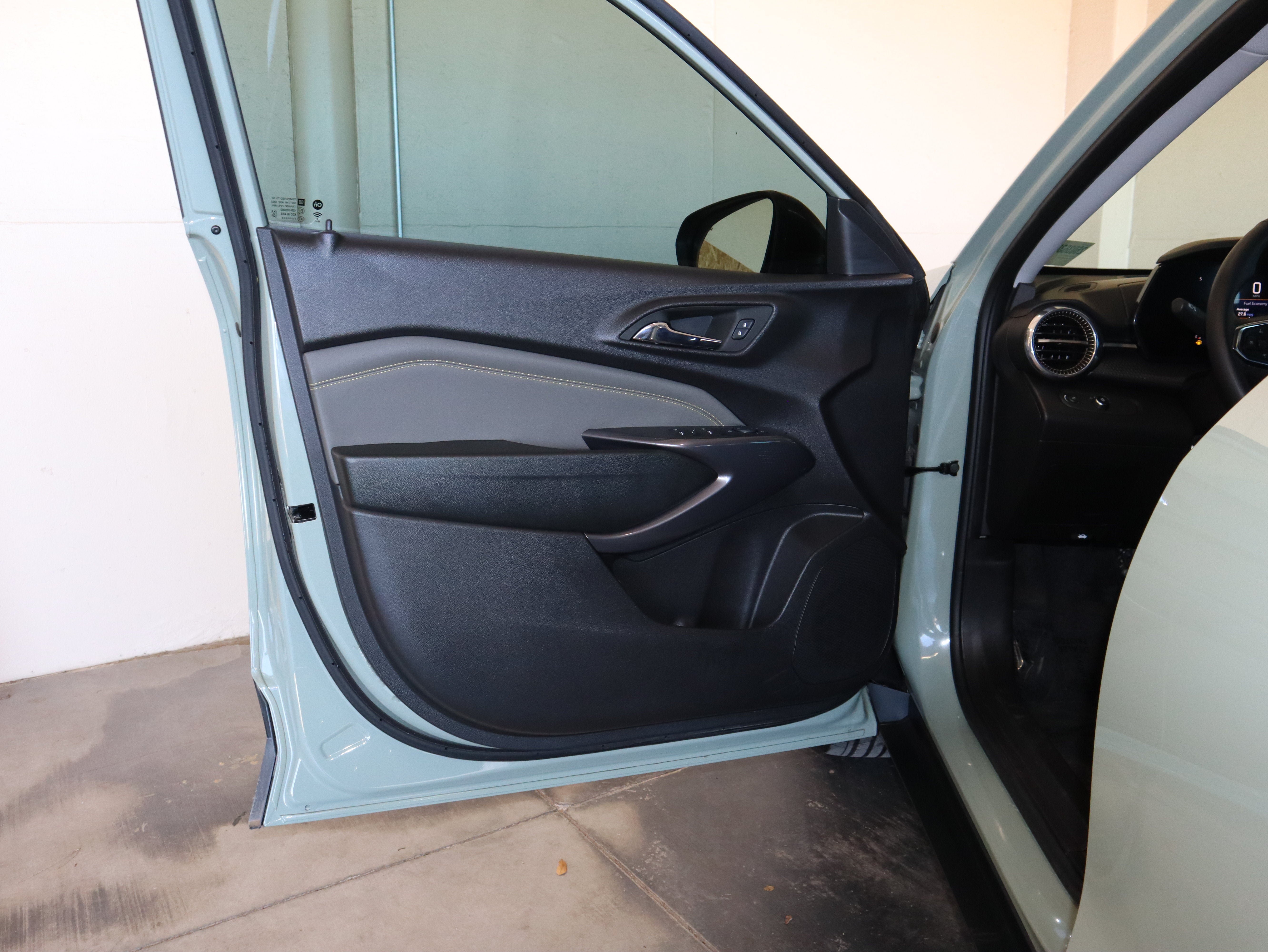 Used 2025 Chevrolet Trax ACTIV w/ Driver Confidence Package FWD image 31