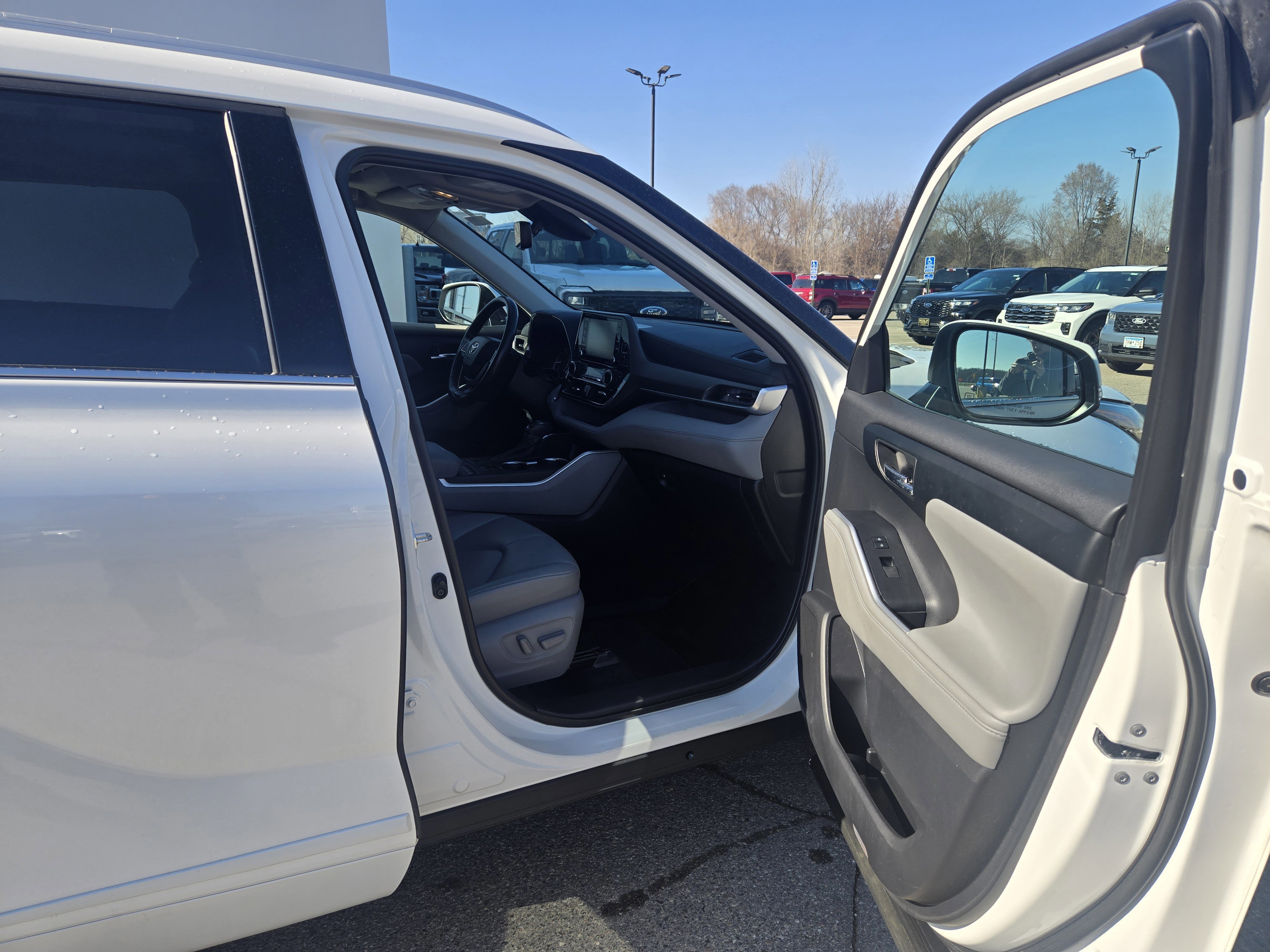 Used 2022 Toyota Highlander XLE AWD/4WD image 19