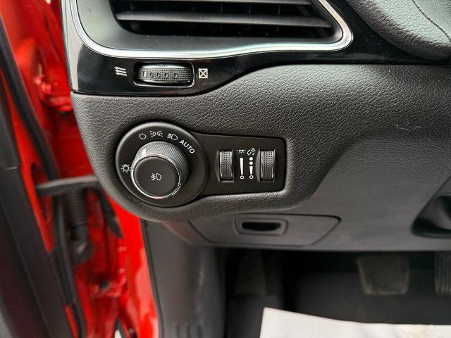 Used 2021 Jeep Cherokee Latitude Plus AWD/4WD image 13