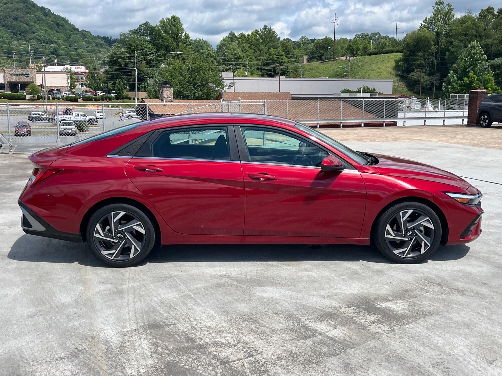 Used 2025 Hyundai Elantra SEL FWD image 2