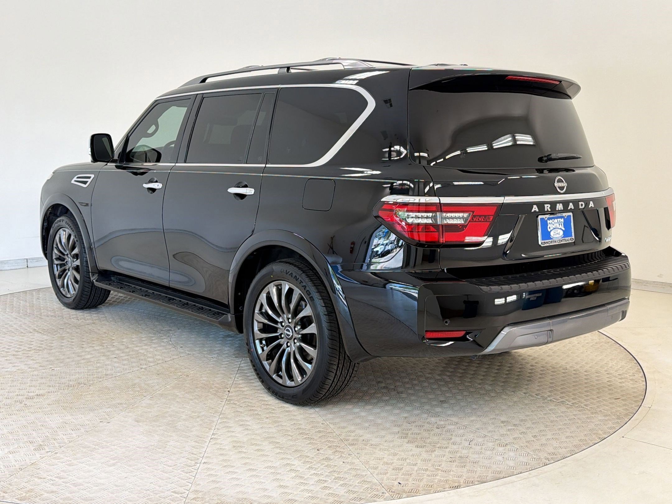 Used 2023 Nissan Armada Platinum w/ Captain's Chairs Package image 3