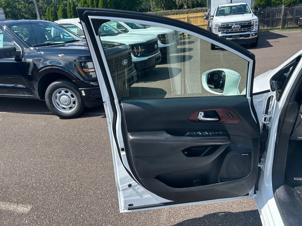 Used 2020 Chrysler Pacifica Limited FWD image 16
