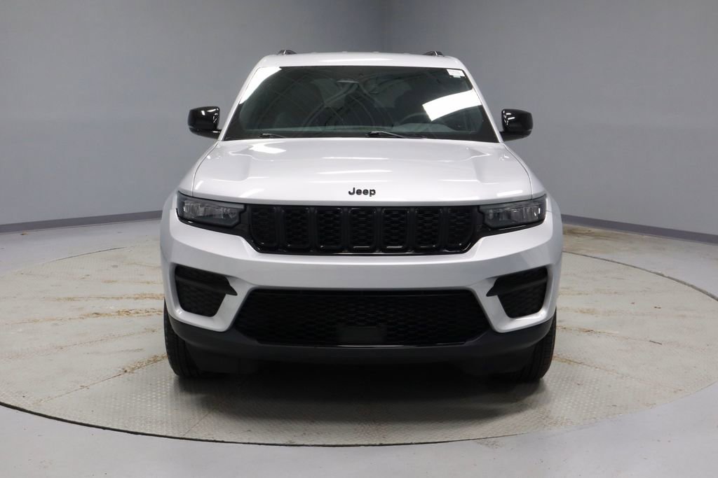 Used 2024 Jeep Grand Cherokee Altitude AWD/4WD image 7