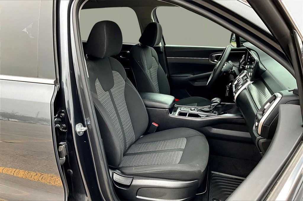 Used 2023 Kia Sorento LX image 9