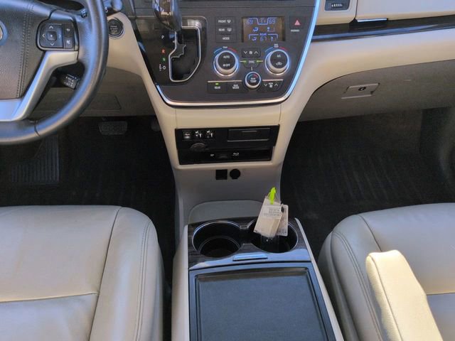 Used 2017 Toyota Sienna L image 19
