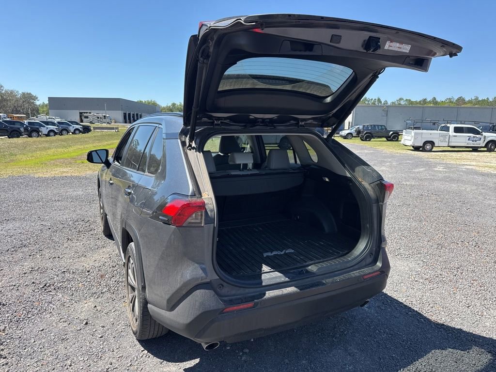 Used 2022 Toyota RAV4 XLE Premium image 4