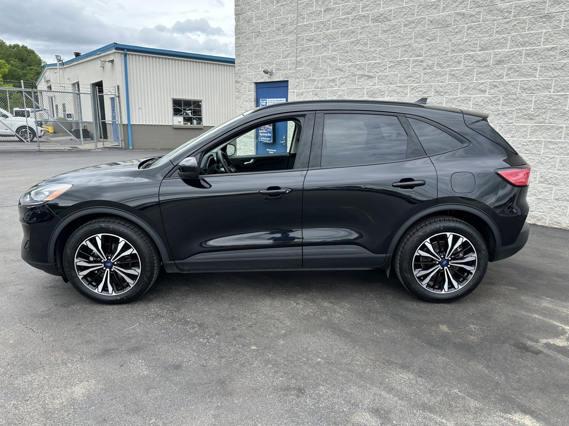 Certified 2022 Ford Escape SEL w/ SEL Stealth AWD Package image 4