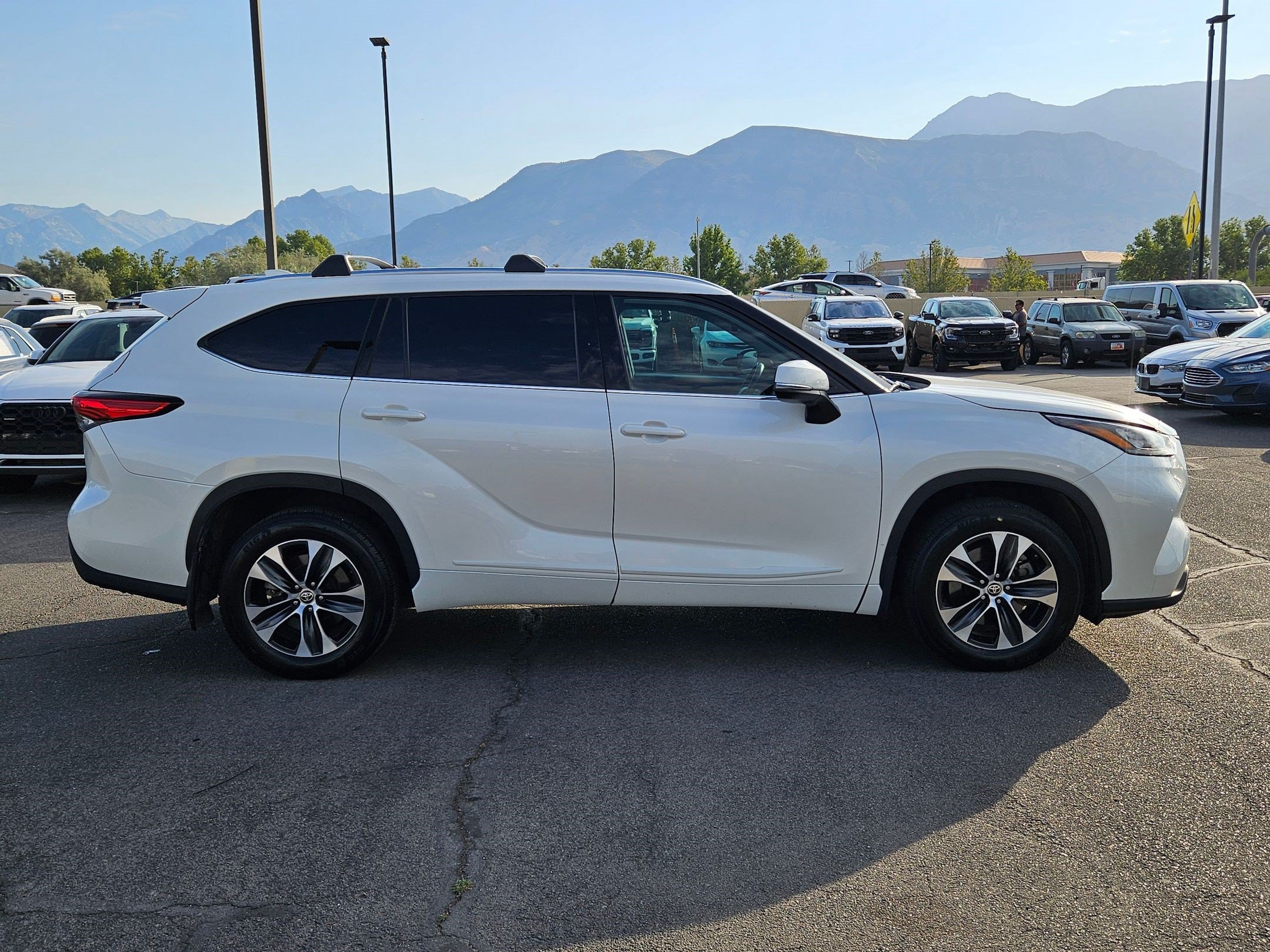 Used 2020 Toyota Highlander XLE AWD/4WD image 14