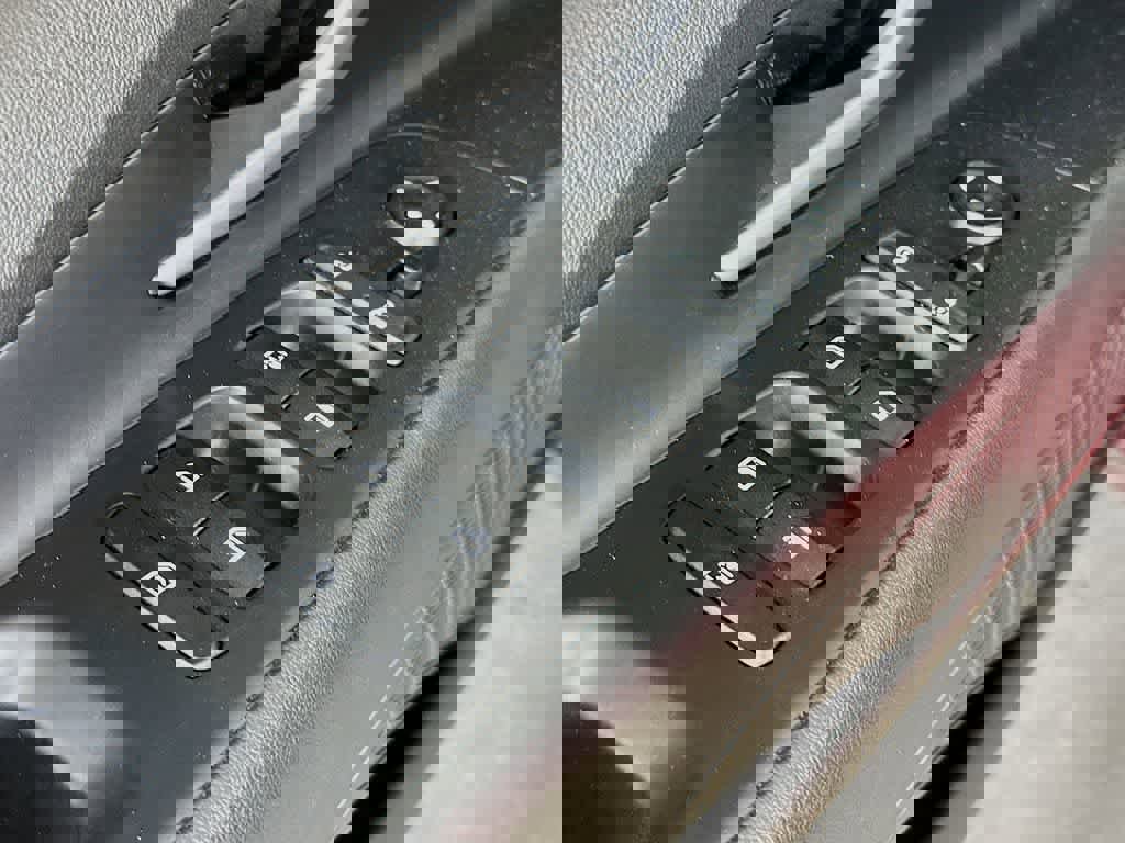 Used 2022 Hyundai Elantra Limited image 28