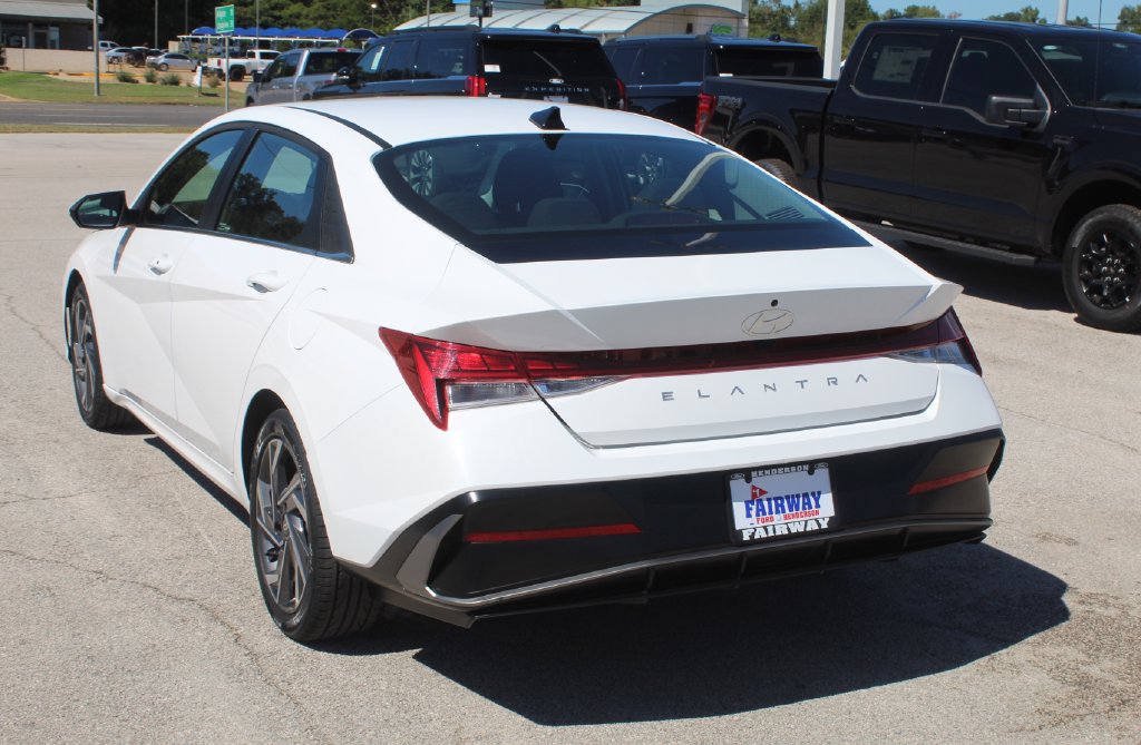 Used 2025 Hyundai Elantra SEL FWD image 7