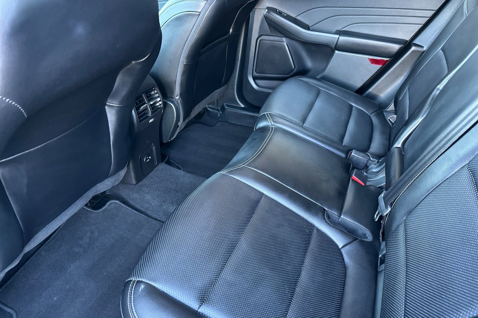 Certified 2022 Ford Escape Titanium w/ Class II Trailer Tow Package image 15