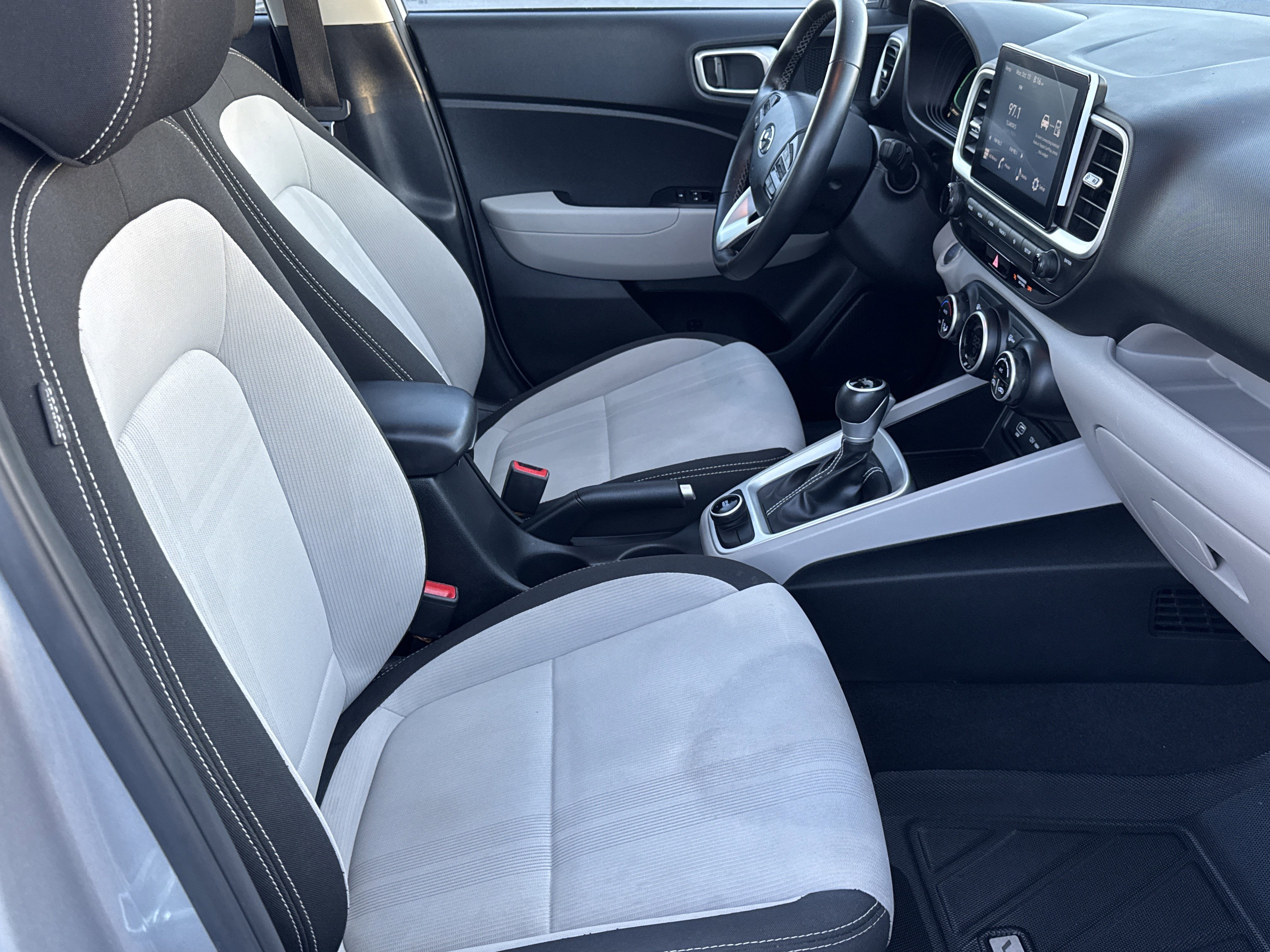 Used 2024 Hyundai Venue SEL image 13