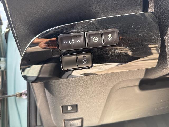 Used 2020 Toyota Prius LE image 18