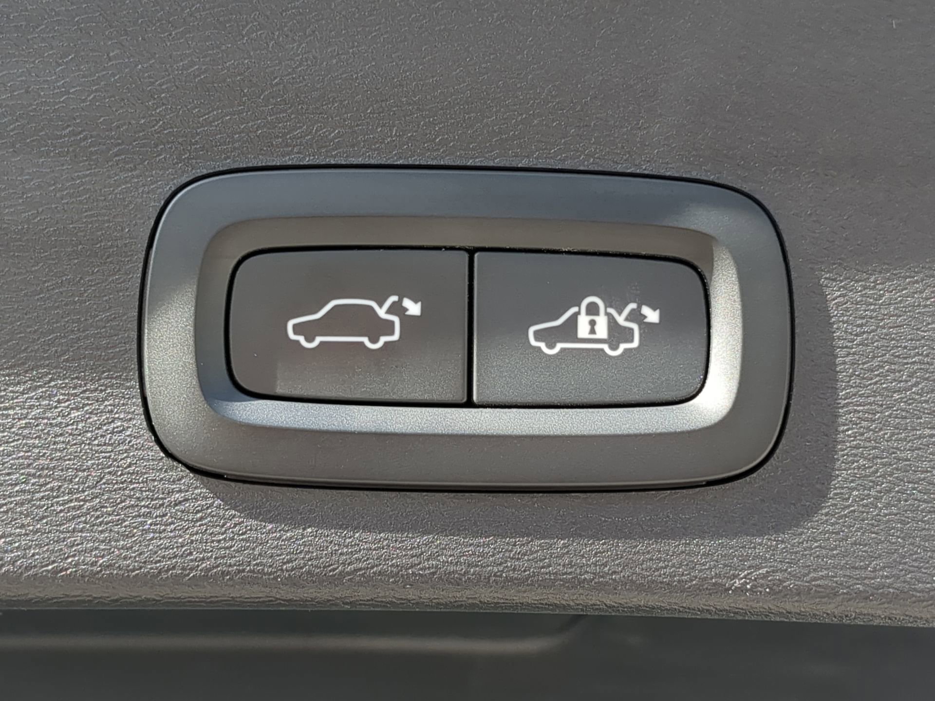 Used 2023 Volvo XC40 B5 Plus image 39