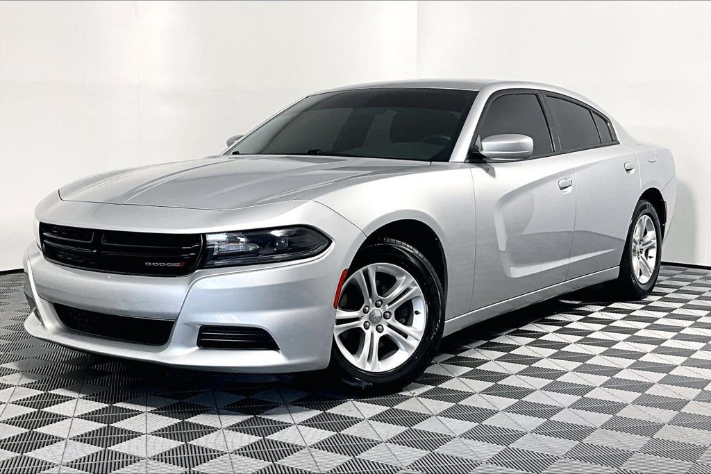 Used 2020 Dodge Charger SXT RWD image 2