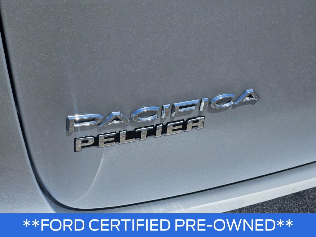 Used 2023 Chrysler Pacifica Touring FWD image 8