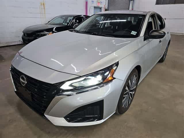 Used 2024 Nissan Altima 2.5 SV FWD image 2